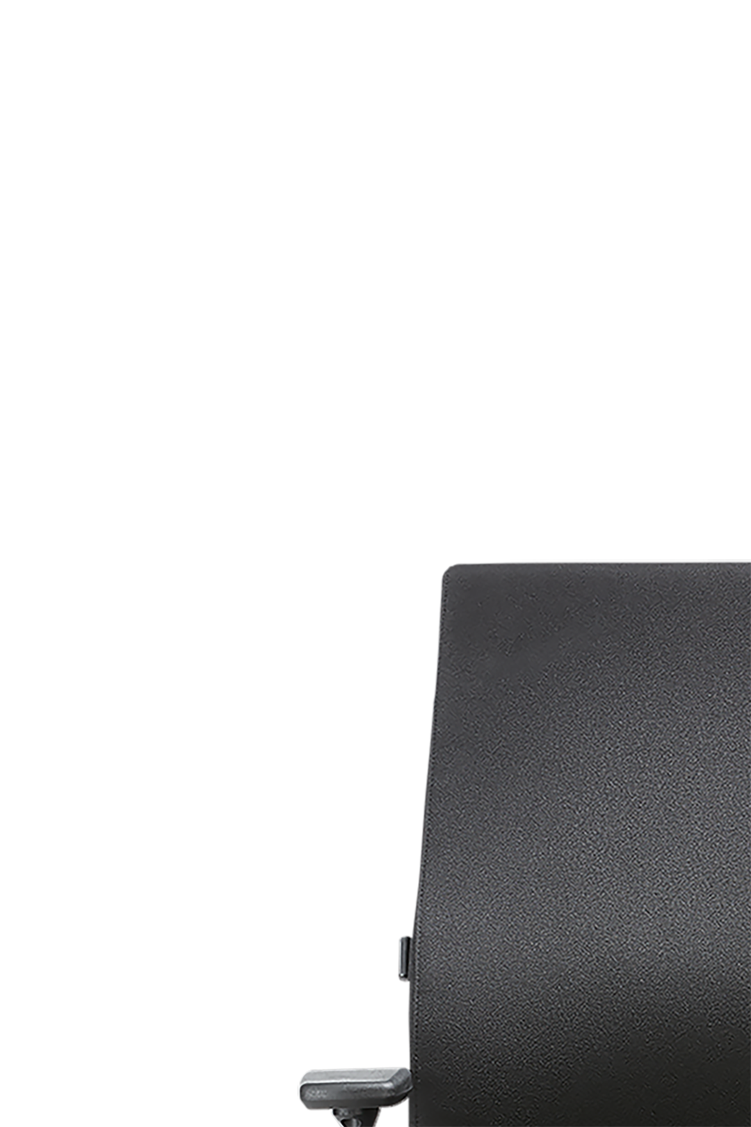 Detailaufnahme eines schwarzen Bürostuhls mit Armlehne, ergonomisch und modern für komfortables Sitzen.