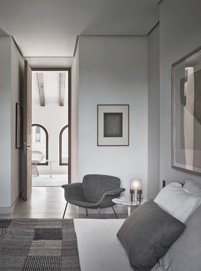 Grauer KN04 Sessel von Knoll International im Schlafzimmer mit modernem Design und gemütlicher Atmosphäre.