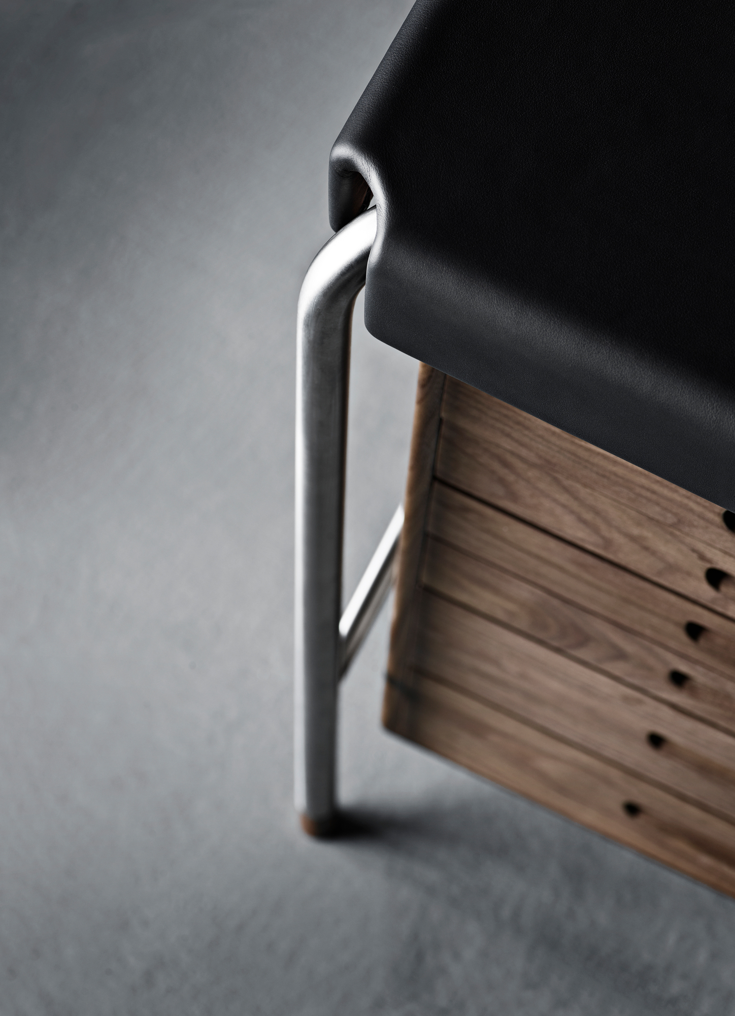 Detailaufnahme vom Carl Hansen AJ52 Society Table: Walnuss geölt, schwarzes Leder, Stahlgestell, minimalistisches Design.