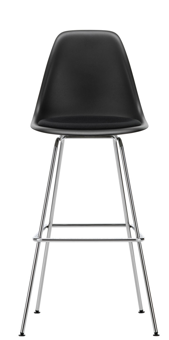 Eames Barhocker von Vitra, schwarze Sitzschale mit Sitzpolster und verchromtem Metallgestell, hohe Ausführung.
