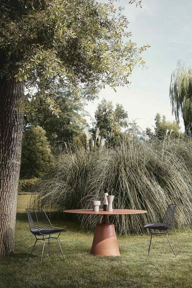 Flow Filo Stuhl von MDF Italia im Garten, Kufengestell, Indoor/Outdoor geeignet, modernes Design.
