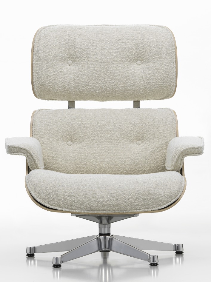 Vitra Eames Lounge Chair mit Hocker, Stoffbezug in Creme und Drehfuß aus Aluminium.