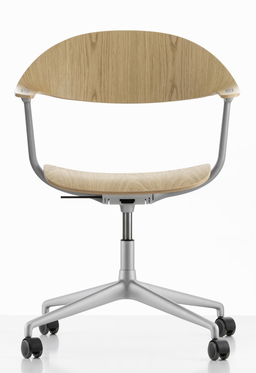 Mynt Bürodrehstuhl von Vitra mit hellem Holzfurnier, Aluminiumfußkreuz und Rollen vor weißem Hintergrund.