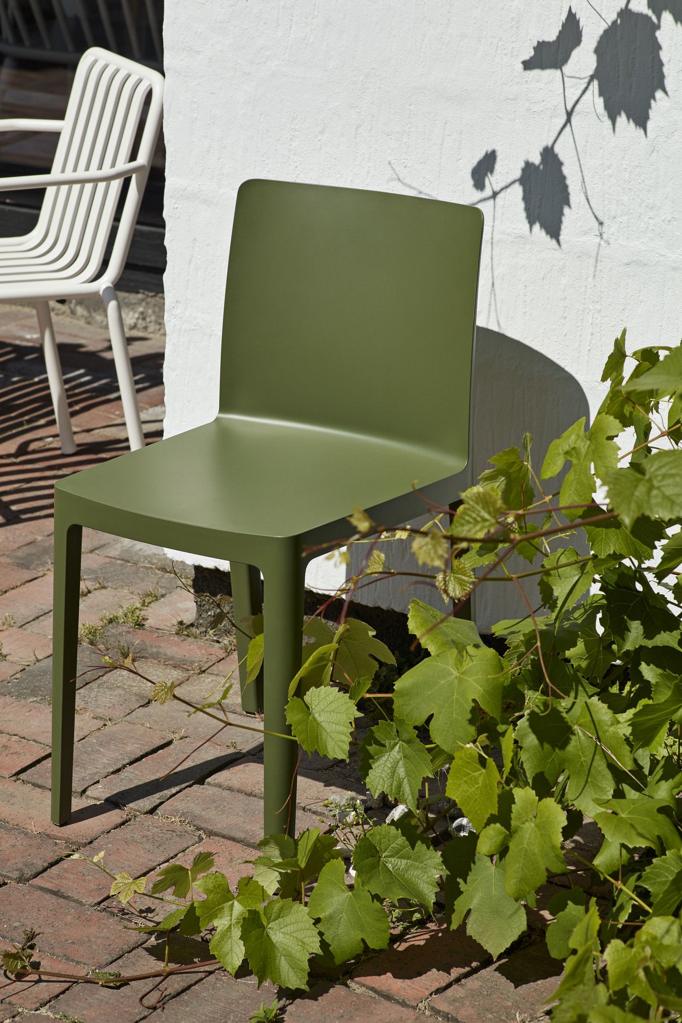 Olivefarbener Élémentaire Outdoor Stuhl von Hay, minimalistisches Design für Garten und Terrasse. Einzelstück.