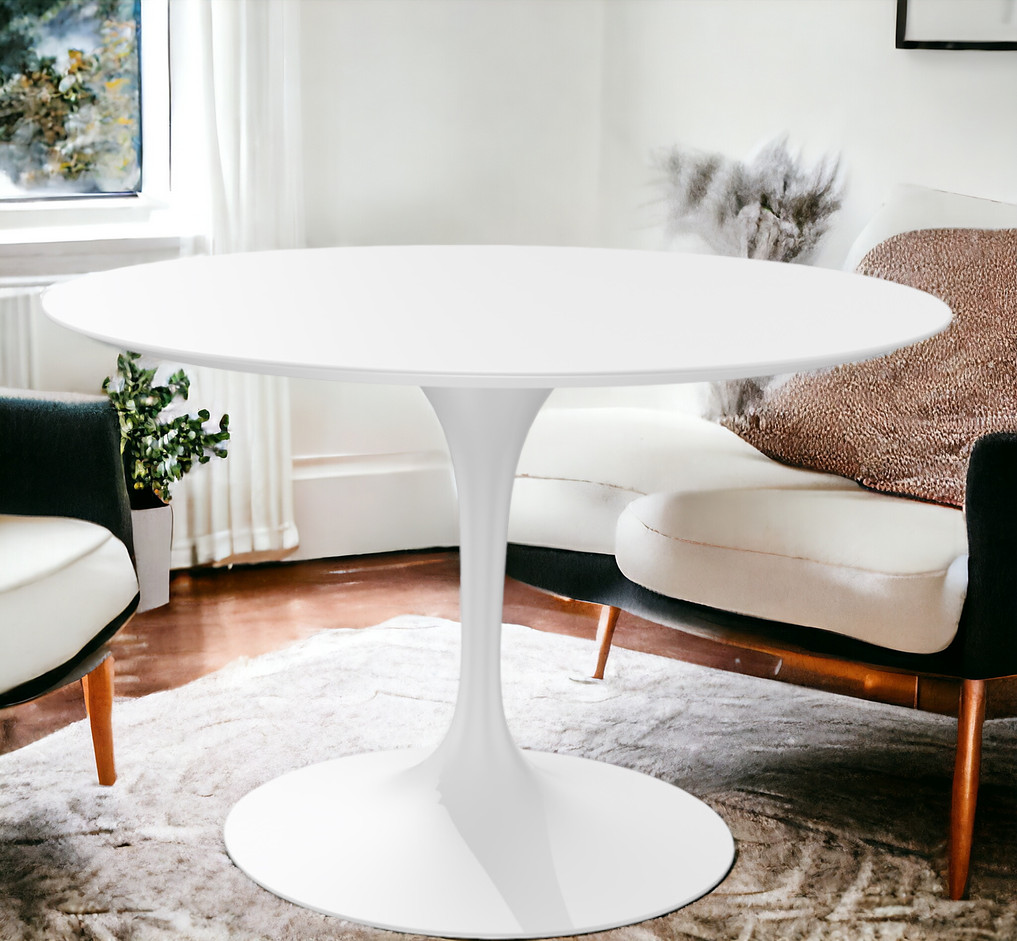 Weißer Saarinen Esstisch mit rundem Tischblatt und zentralem Fuß, Designklassiker für Esszimmer.