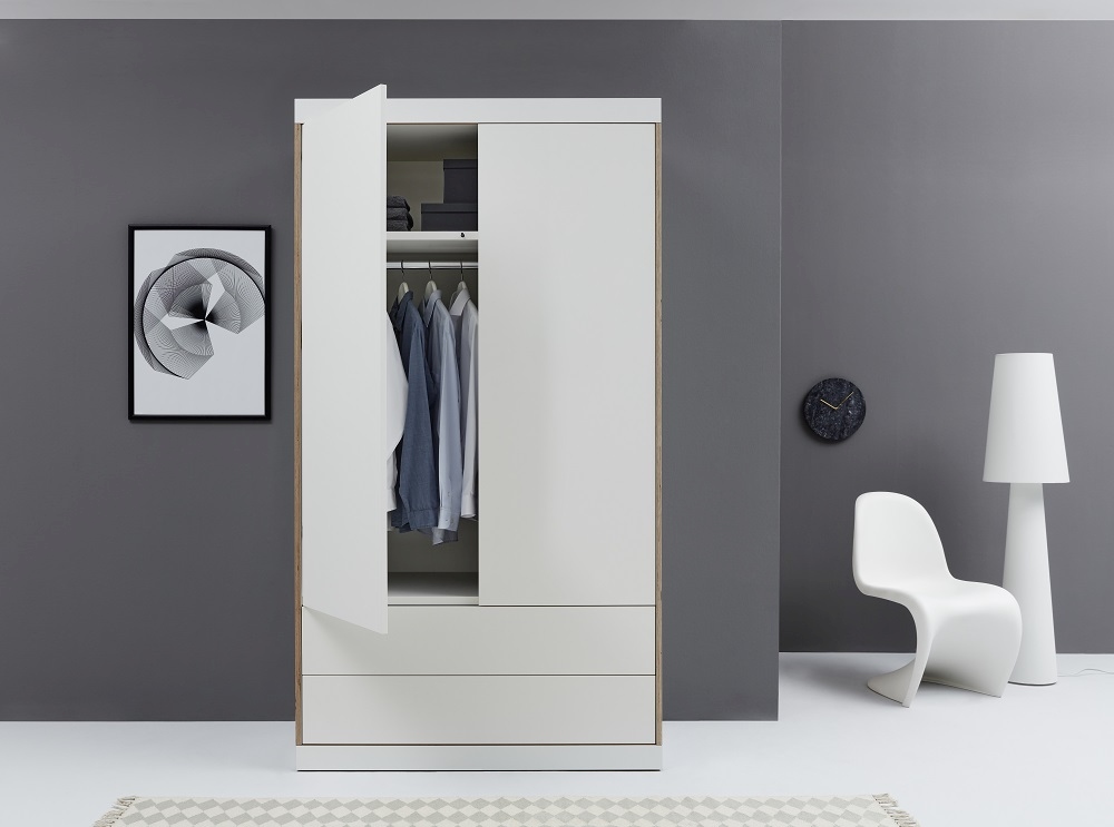 Flai Kleiderschrank von Müller Möbelwerkstätten mit zwei Türen, zwei Schubladen und Kleiderstange.