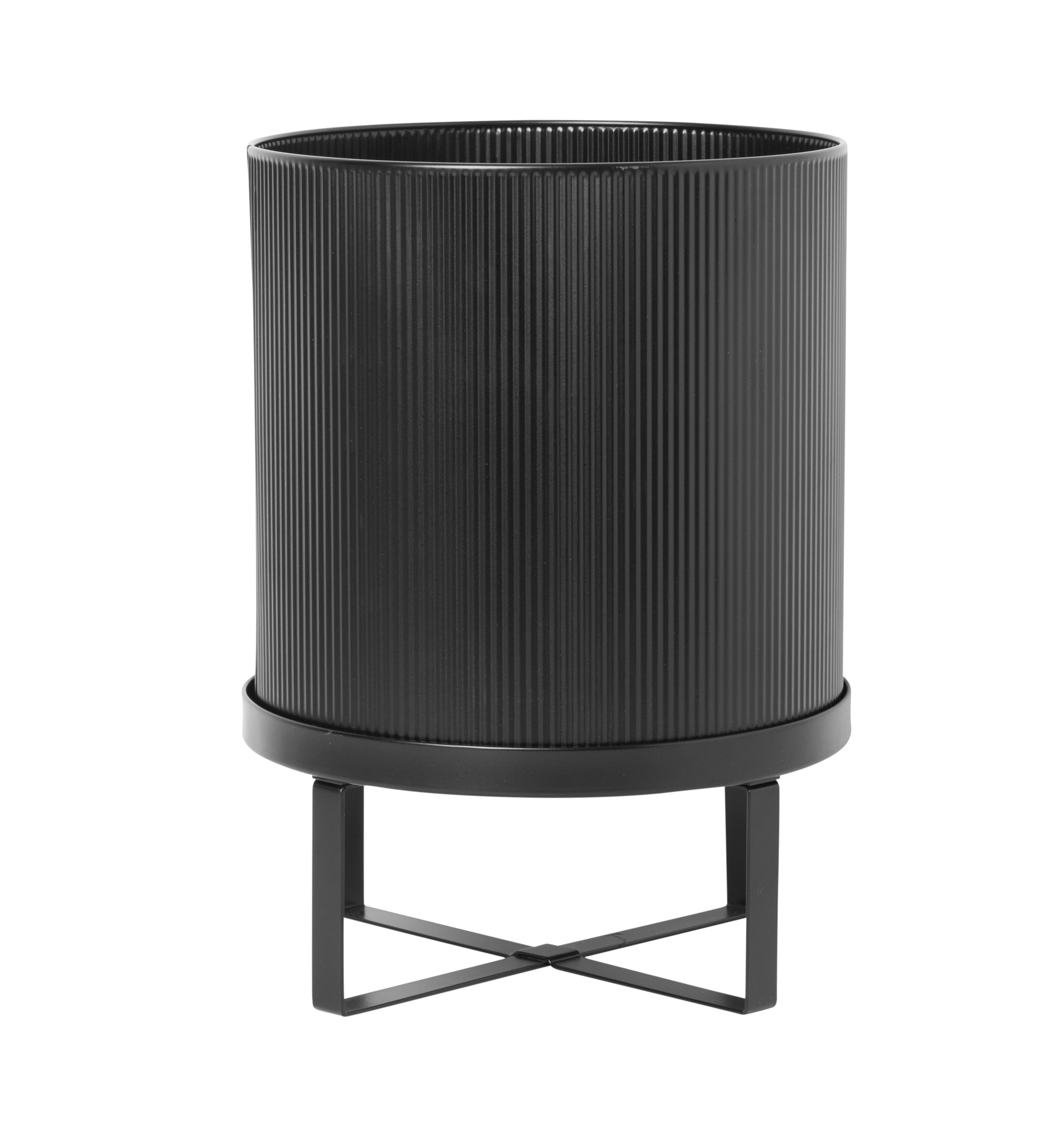 Schwarzer Ferm Living Blumentopf "Bau Pot" mit gerippter Oberfläche und Metallgestell.