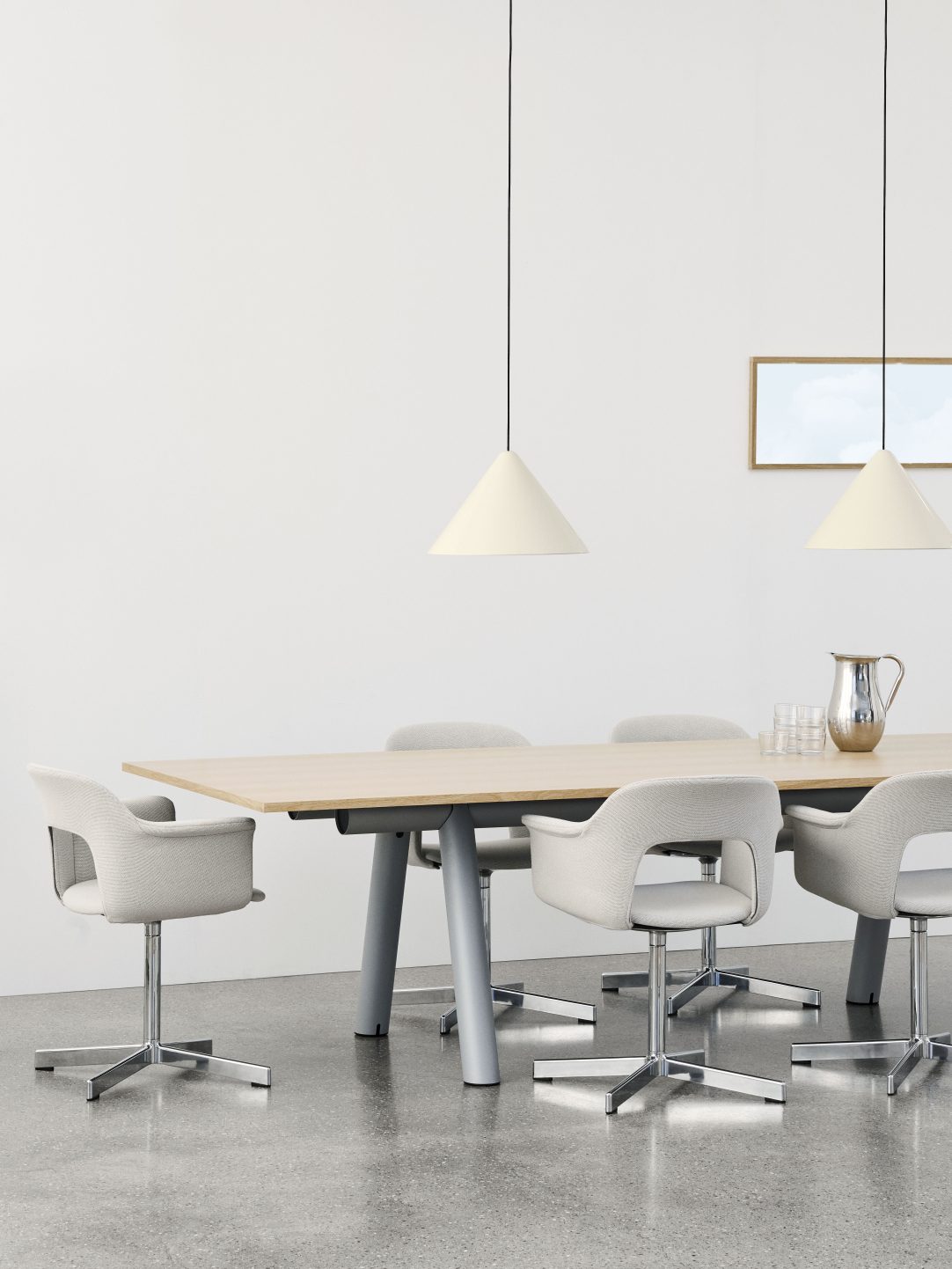Esszimmer mit Esstisch und mehreren grauen Layout Armchair 234 Armlehnstühlen von Hay.