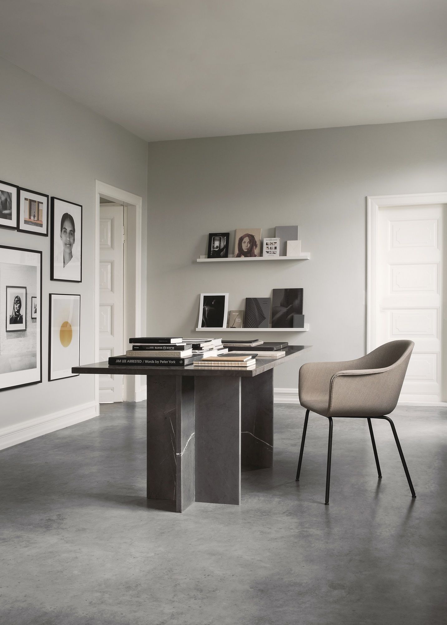 Audo Copenhagen Harbour Dining Chair Stuhl in Beige mit schwarzem Metallgestell am Esstisch.