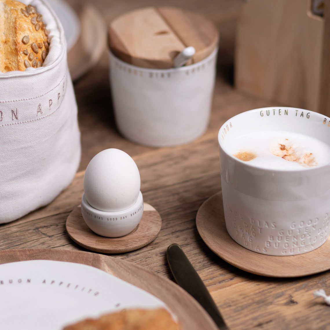 Guten Appetit 3-er Set Räder: Frühstückstisch mit Brotkorb, Eierbecher, Zuckerdose und Cappuccino Tasse aus Keramik.