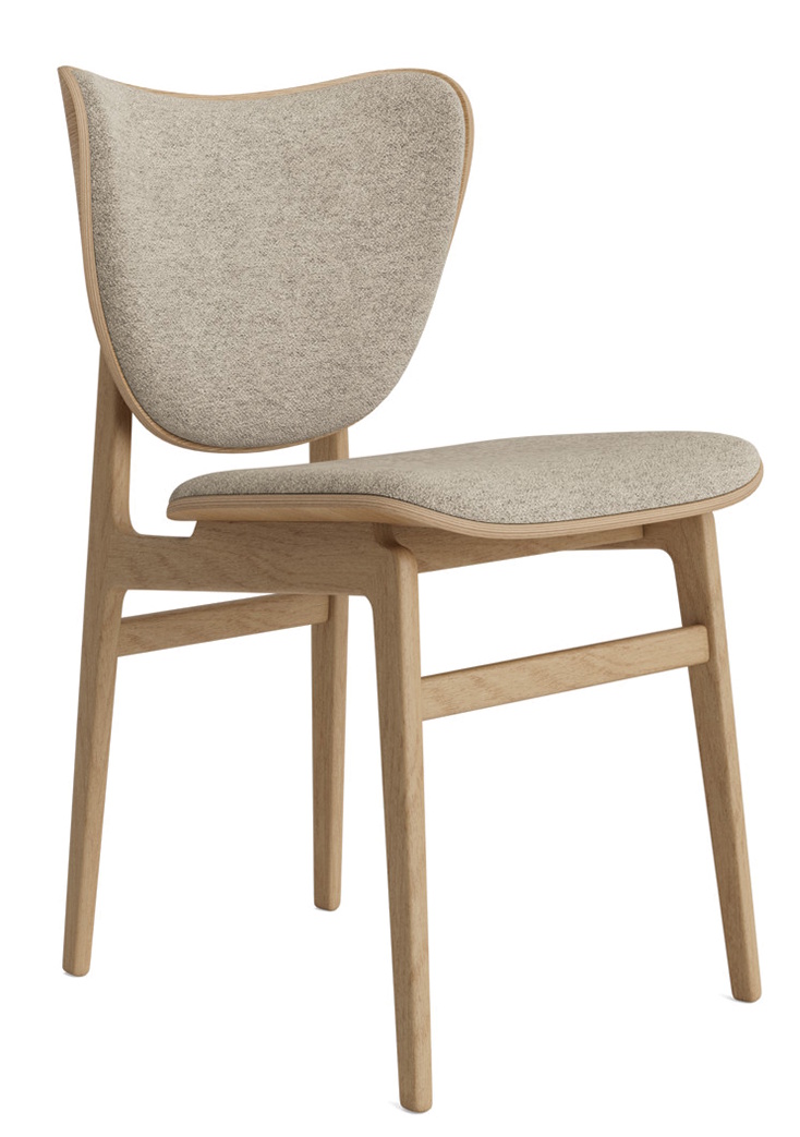 NORR11 Elephant Dining Chair, vollgepolsterter Stuhl mit hellem Holzrahmen und beigem Stoffbezug.
