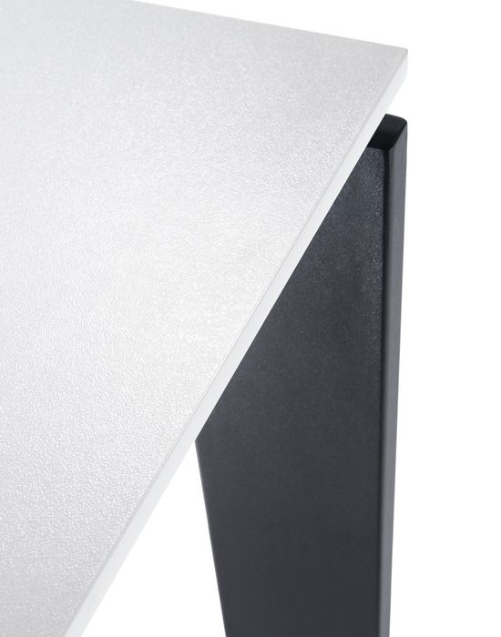 Detailaufnahme vom Kartell Four Tisch: Weiße Tischplatte und schwarzes Tischbein.