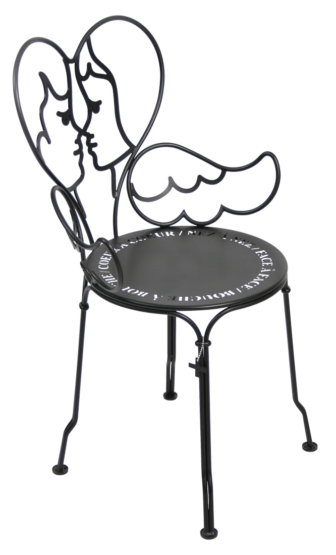 Schwarzer Ange Stuhl von Fermob für den Außenbereich mit filigranem Design aus Metall und Herzmotiv.