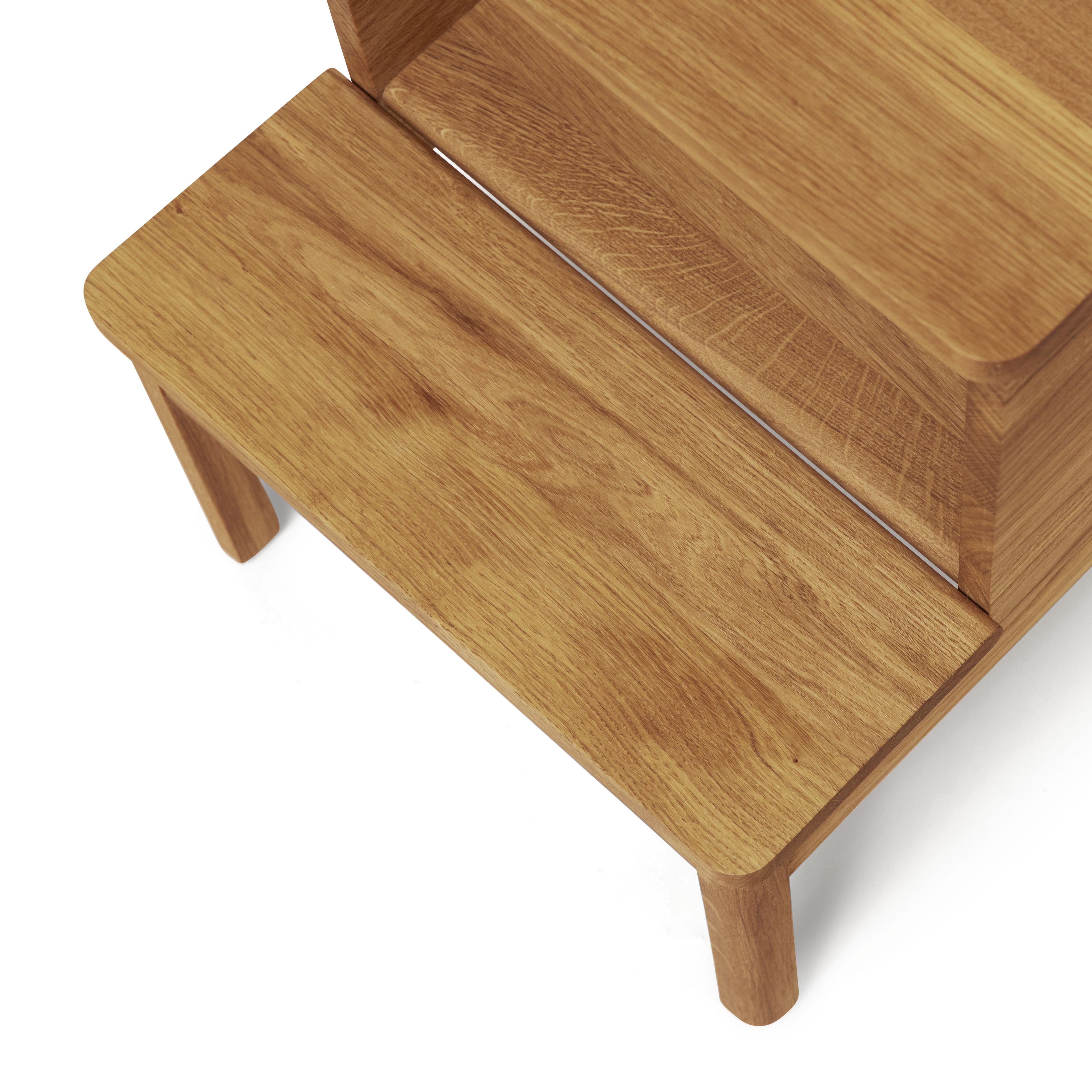 Detailaufnahme des A Line Steighockers aus hellem Holz, ideal als Tritthocker und Möbelstück.