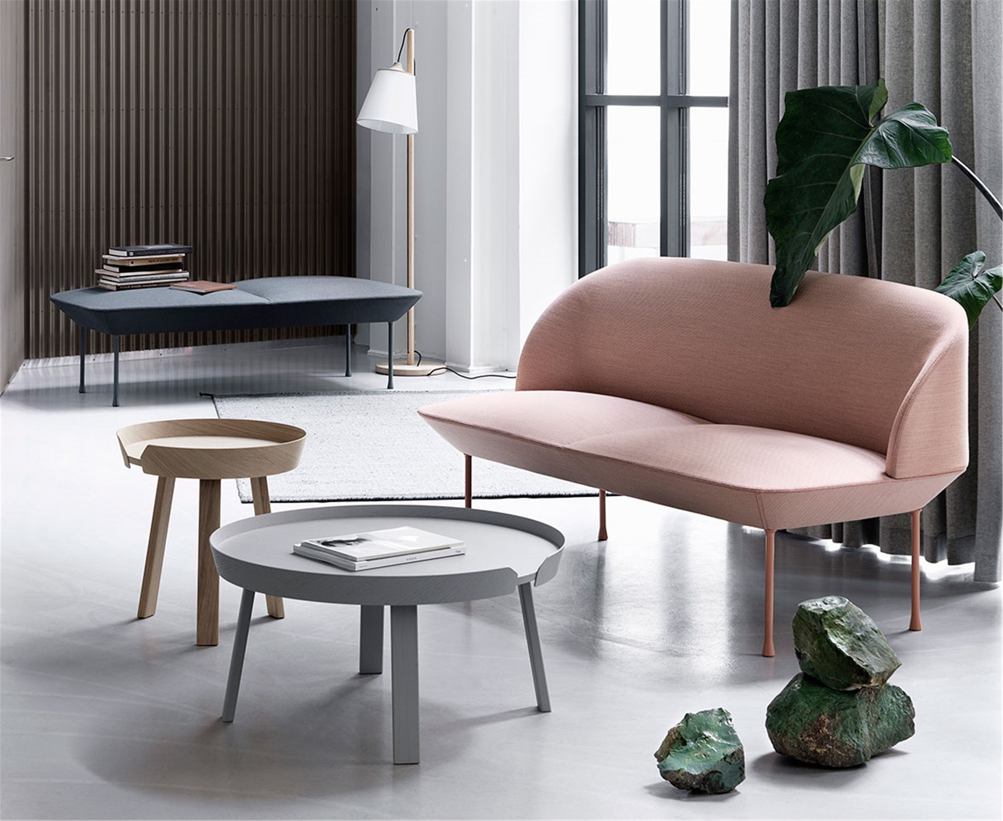 Helles Wohnzimmer mit Oslo Sofa, Beistelltischen und Bank. Modernes skandinavisches Design für Wohnraumgestaltung.