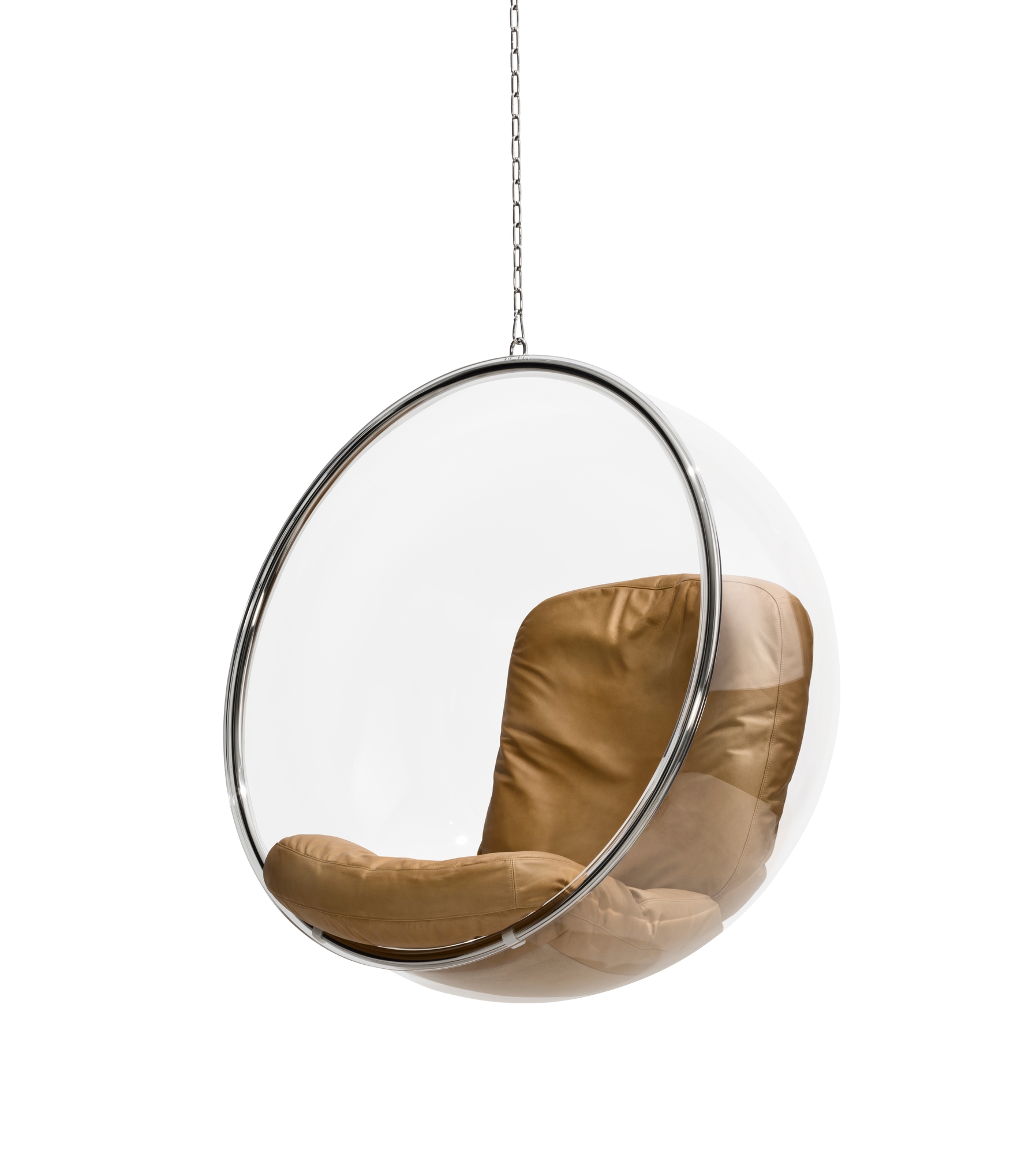 Silberner Bubble Chair Hängesessel mit braunen Lederkissen, aufgehängt an einer Kette. Designklassiker für modernes Wohnen.