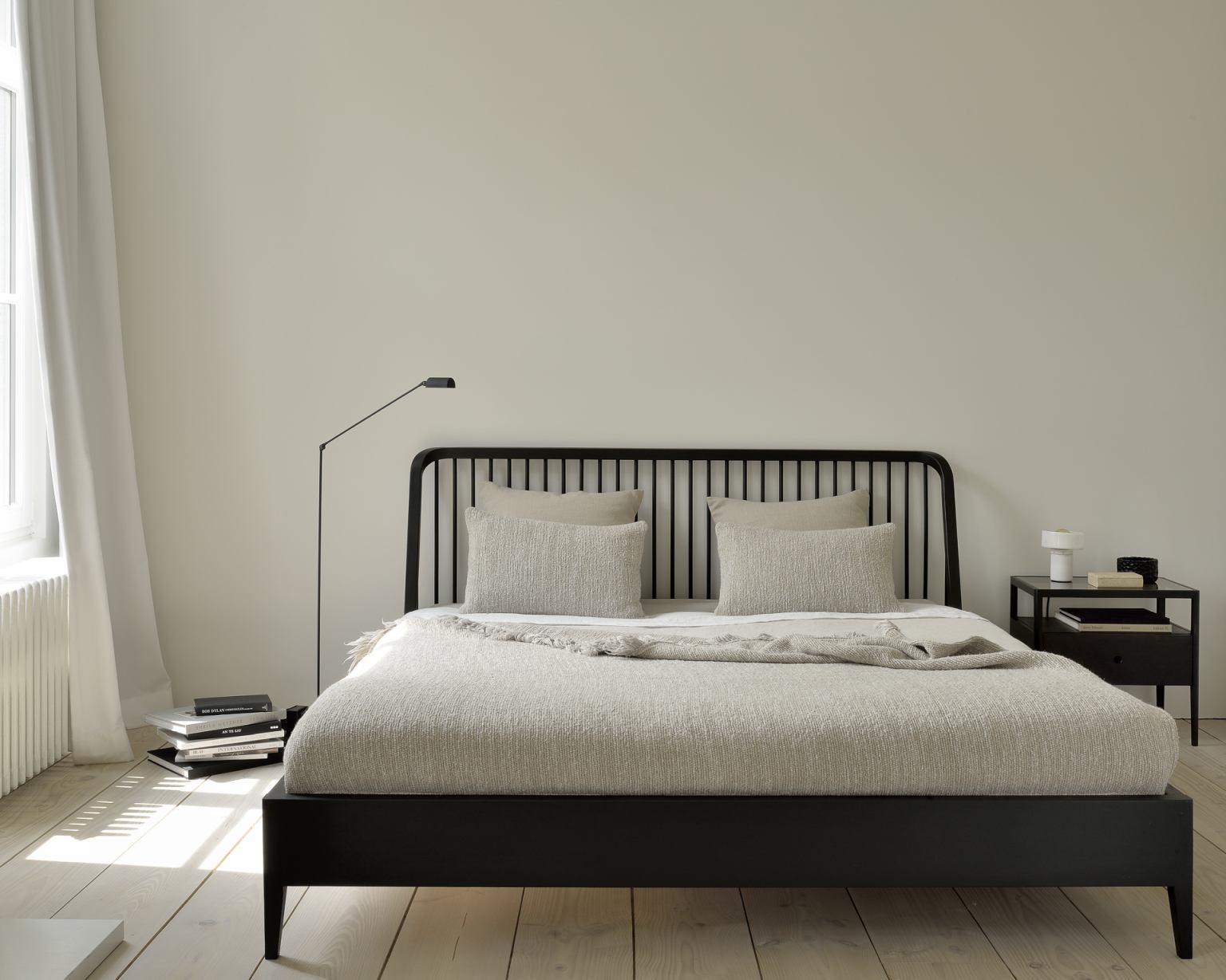 Schlafzimmer-Szene mit zwei Ethnicraft Kissen, ähnlich dem Lin Cushion in Zimtfarbe, auf einem Bett.