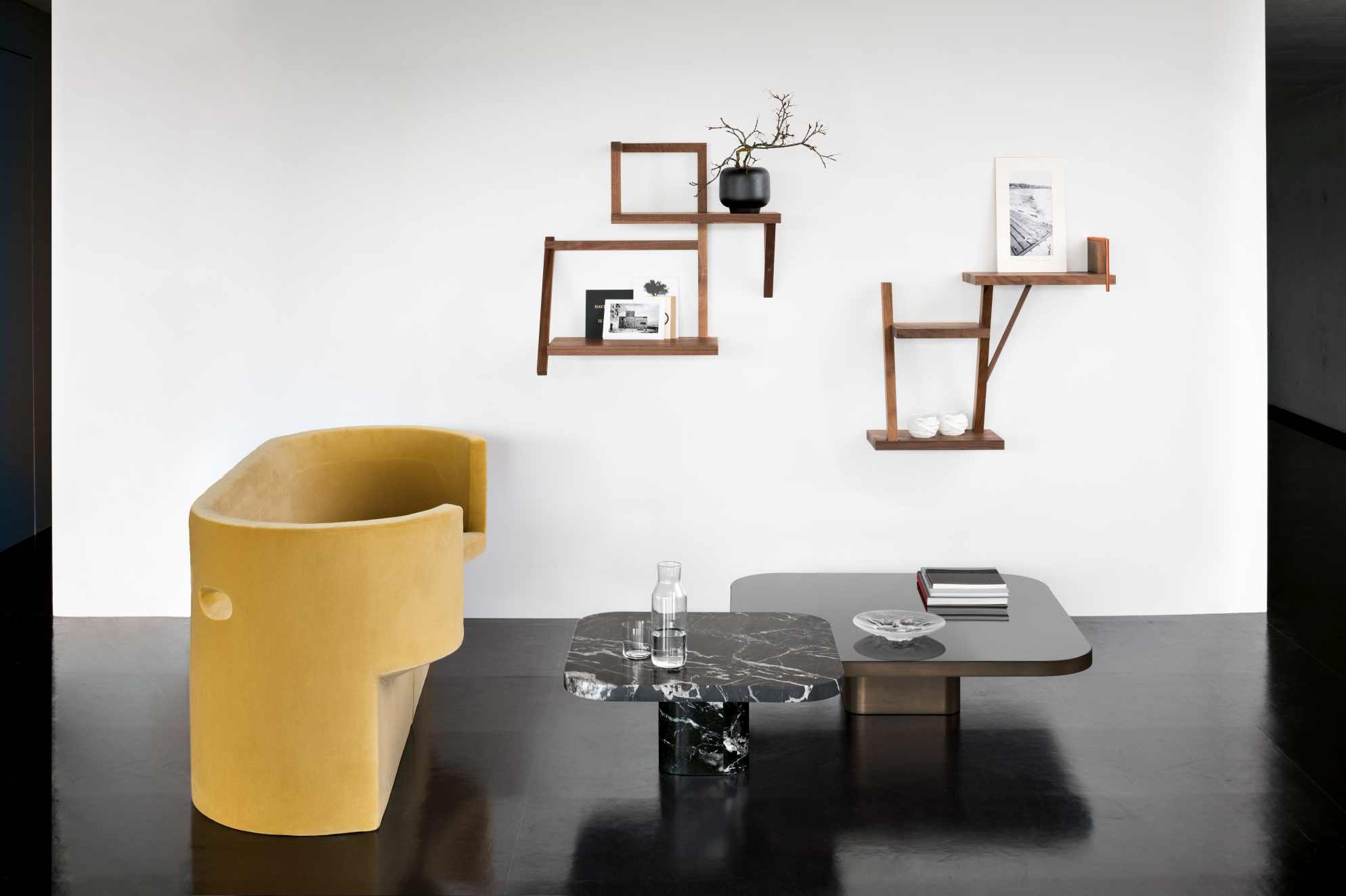 ClassiCon Bow Coffee Table No. 4: Moderner Couchtisch aus Marmor und Glas im minimalistischen Wohnzimmer.