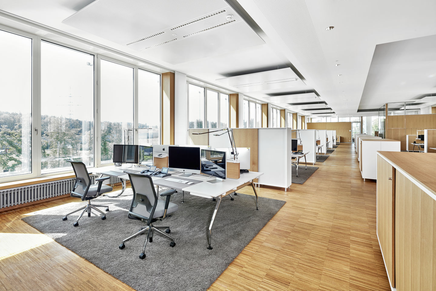 Helles Büro mit Vitra ID Mesh Bürodrehstühlen und ergonomischen Arbeitsplätzen für modernes Arbeiten.