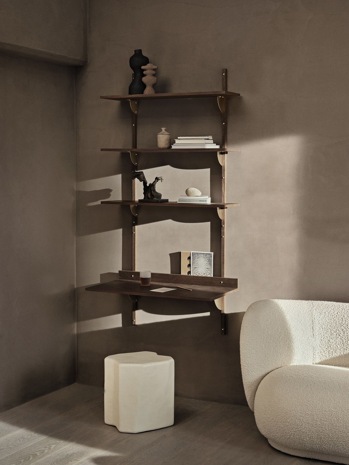 Sector Regal: Ferm Living Wandregal mit drei Ebenen und dekorativen Objekten im Wohnzimmer.