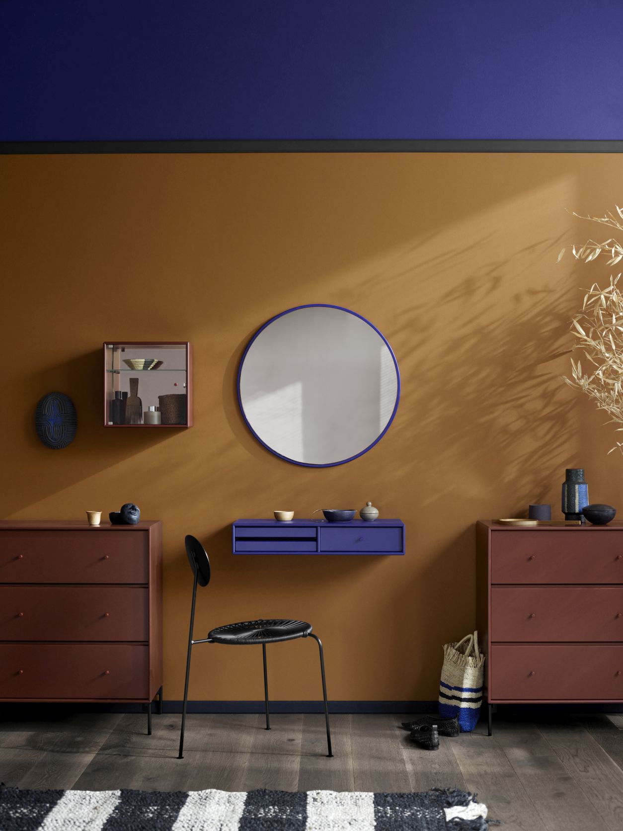 Makeup Schminktisch Flint Montana: Moderner Frisiertisch mit Spiegel und Kommode in warmen Farben.