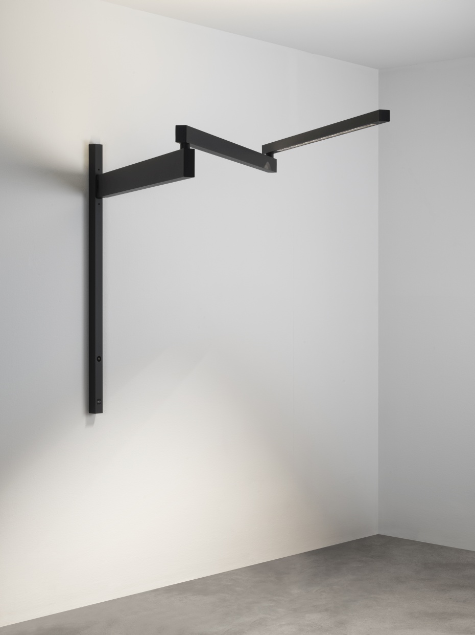 Schwarze Black Flag Wandleuchte von Flos, modernes Design mit LED-Licht, flexible Arme zur individuellen Ausrichtung.