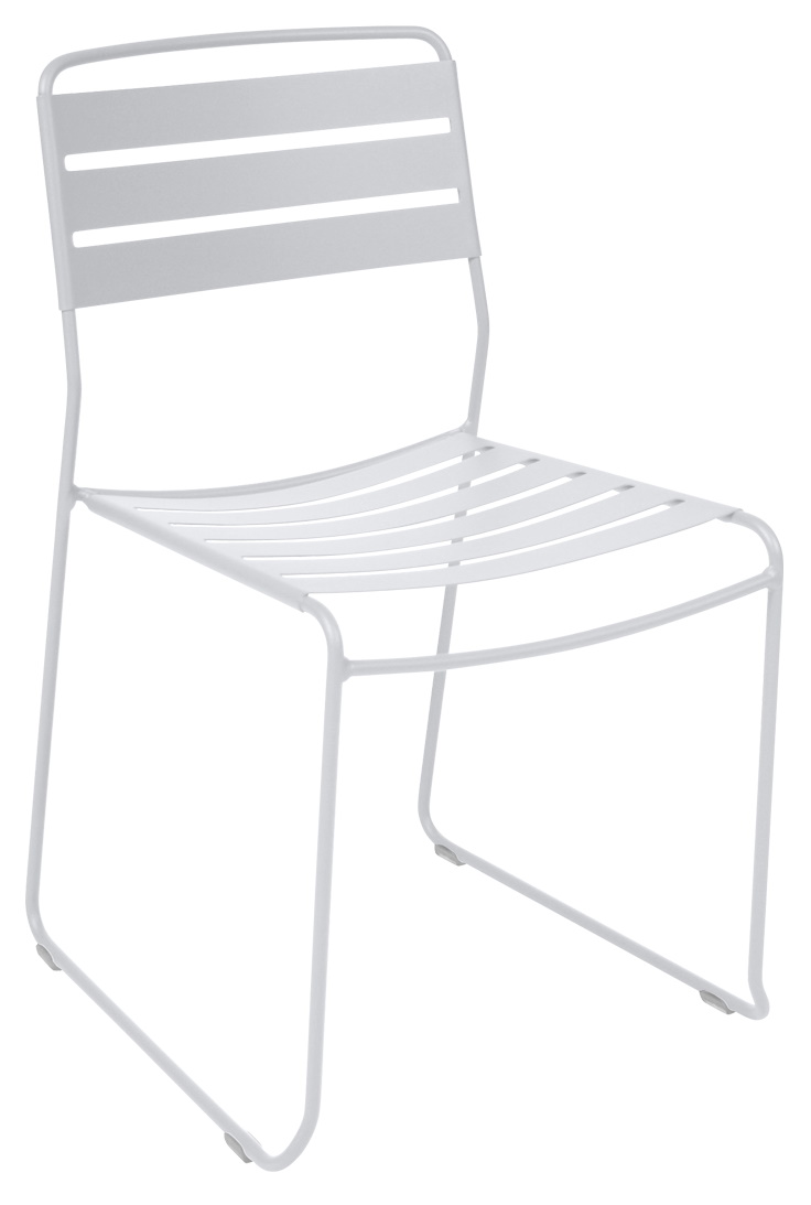 Weißer Surprising Chair Stuhl von Fermob für den Außenbereich, minimalistisches Design mit Lattenmuster.