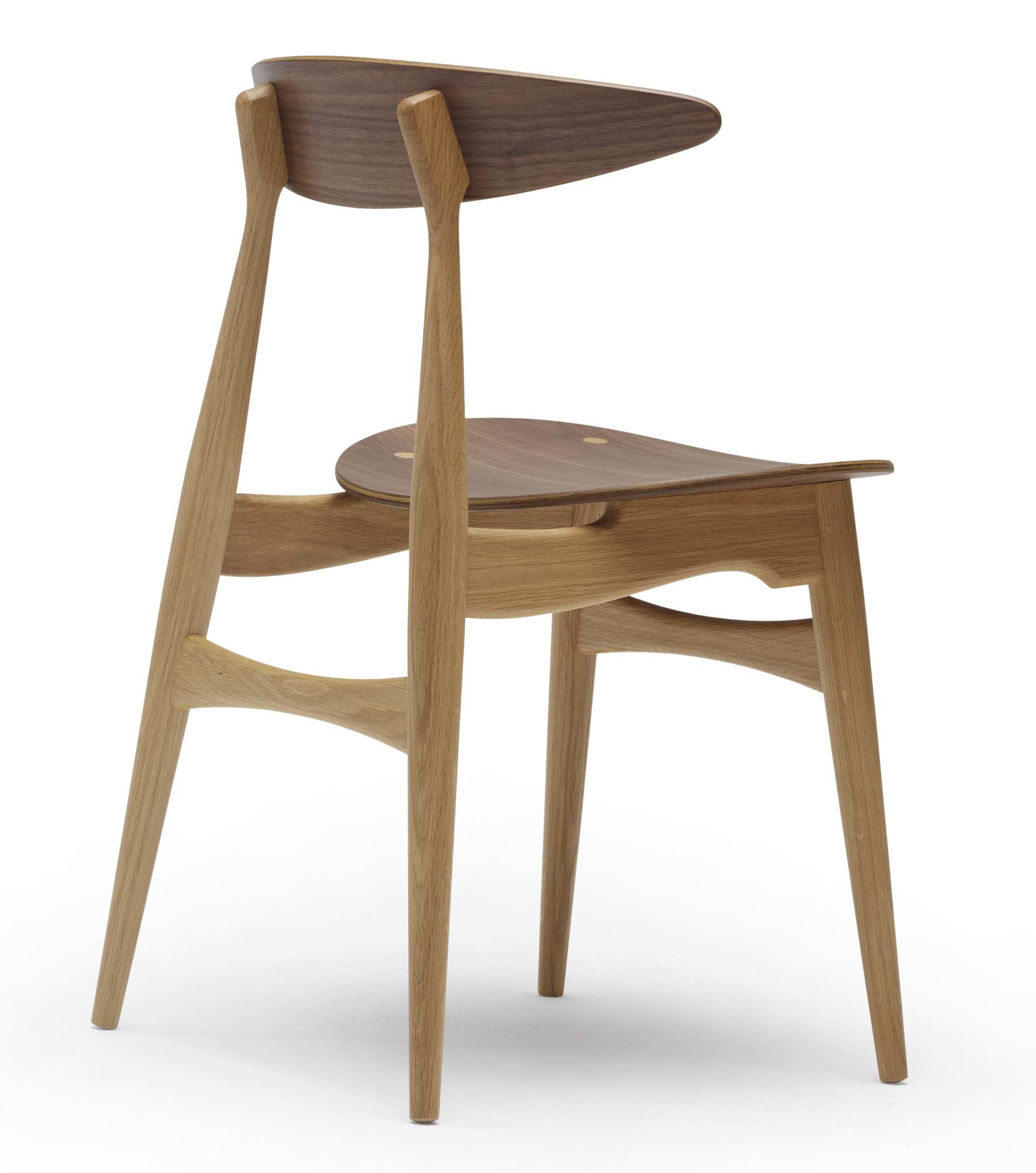 CH33 Stuhl von Carl Hansen, ungepolstert, aus Holz, skandinavisches Design, Rückenlehne und Sitzfläche in Nussbaum.