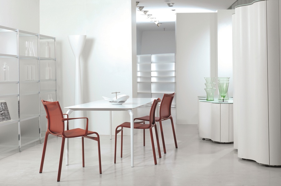 Bigframe Stuhl von Alias in Terrakotta an Esstisch in minimalistischem, modernem Interieur.