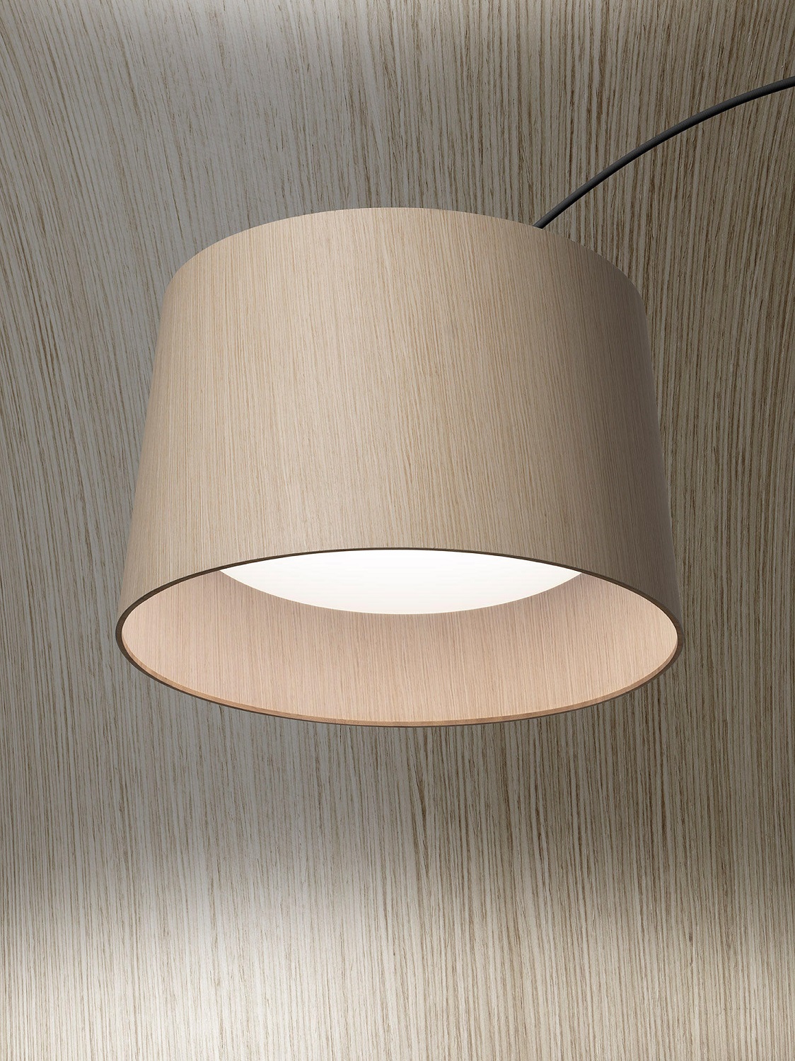 Nahaufnahme der grauen Twiggy Elle Wood LED Stehleuchte von Foscarini mit warmem Lichtschein.