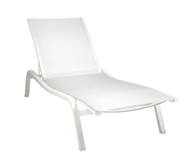 Weiße Alizé Sonnenliege von Fermob, minimalistisches Design für Garten, Terrasse oder Balkon. Bequeme Outdoor Liege.