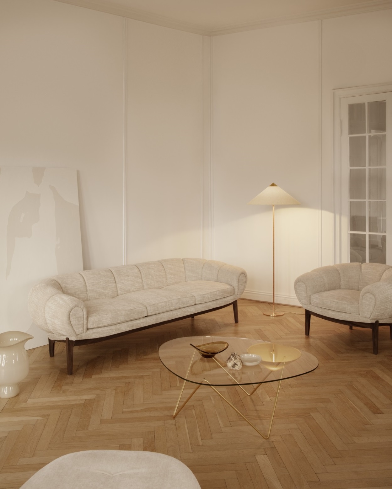 Beige Couchgarnitur mit Sessel und Glas-Couchtisch im Wohnzimmer, skandinavisches Design für modernes Wohnen.