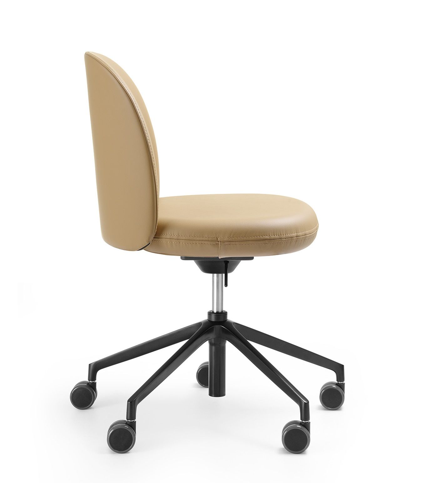 Beige Bürostuhl "flos FS K 5R" von Bejot mit Rollen und schwarzem Fußkreuz, Seitenansicht.