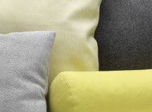 Nahaufnahme von grauen, gelben und anthrazitfarbenen Vitra Kissen, dekorative Sofakissen für Wohnzimmer und Schlafzimmer.