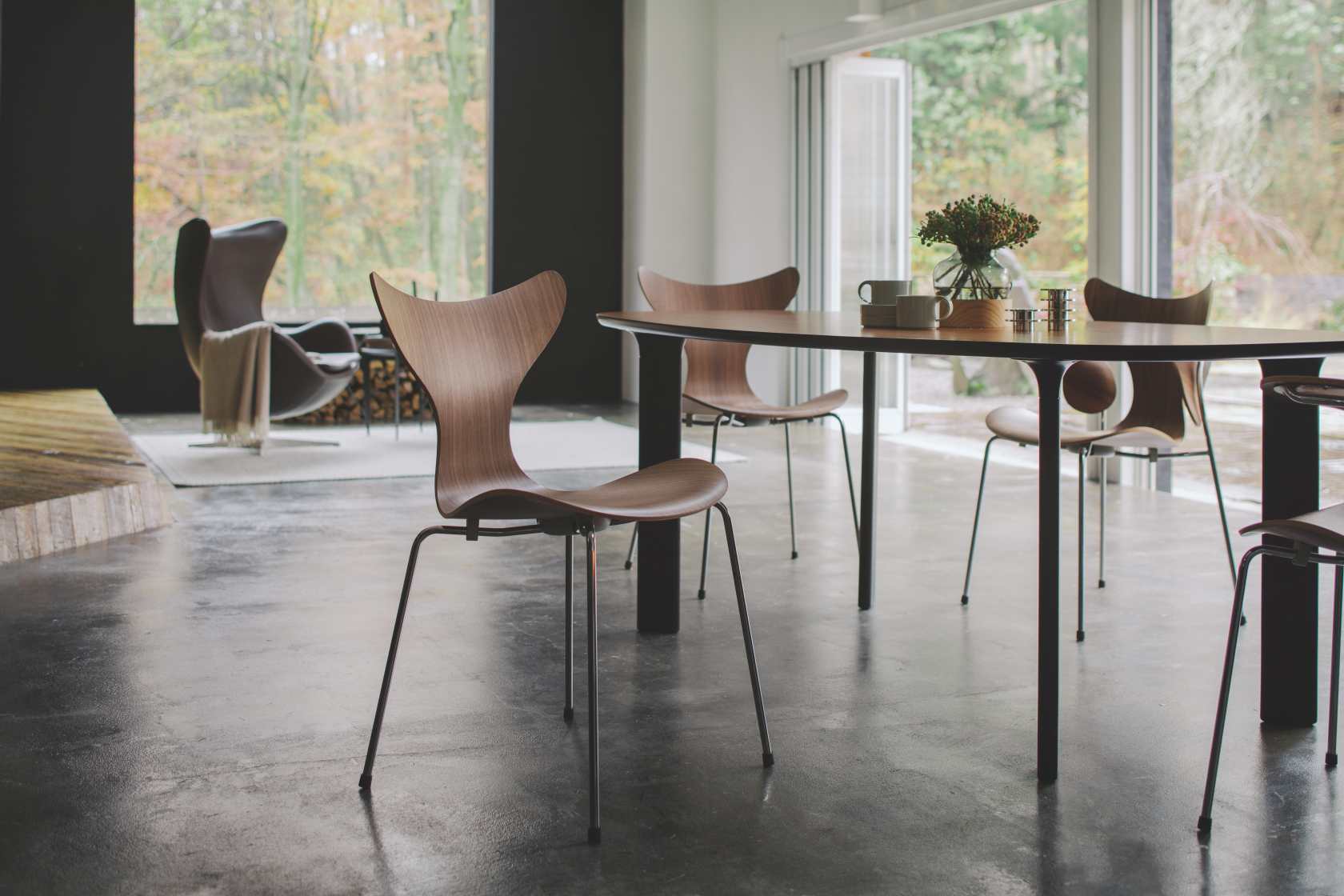 Lily Stuhl von Fritz Hansen, Modell 3108, aus Holz und Metall im modernen Esszimmer.