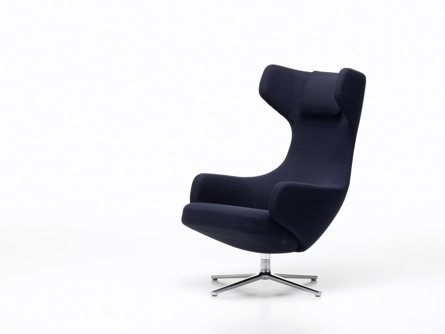 Grand Repos Sessel von Vitra in Dunkelblau mit Drehfuß auf weißem Hintergrund.
