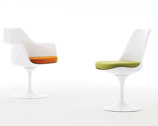 Zwei Tulip Chair Stühle von Knoll International, einer mit Armlehne und orangefarbenem Kissen.