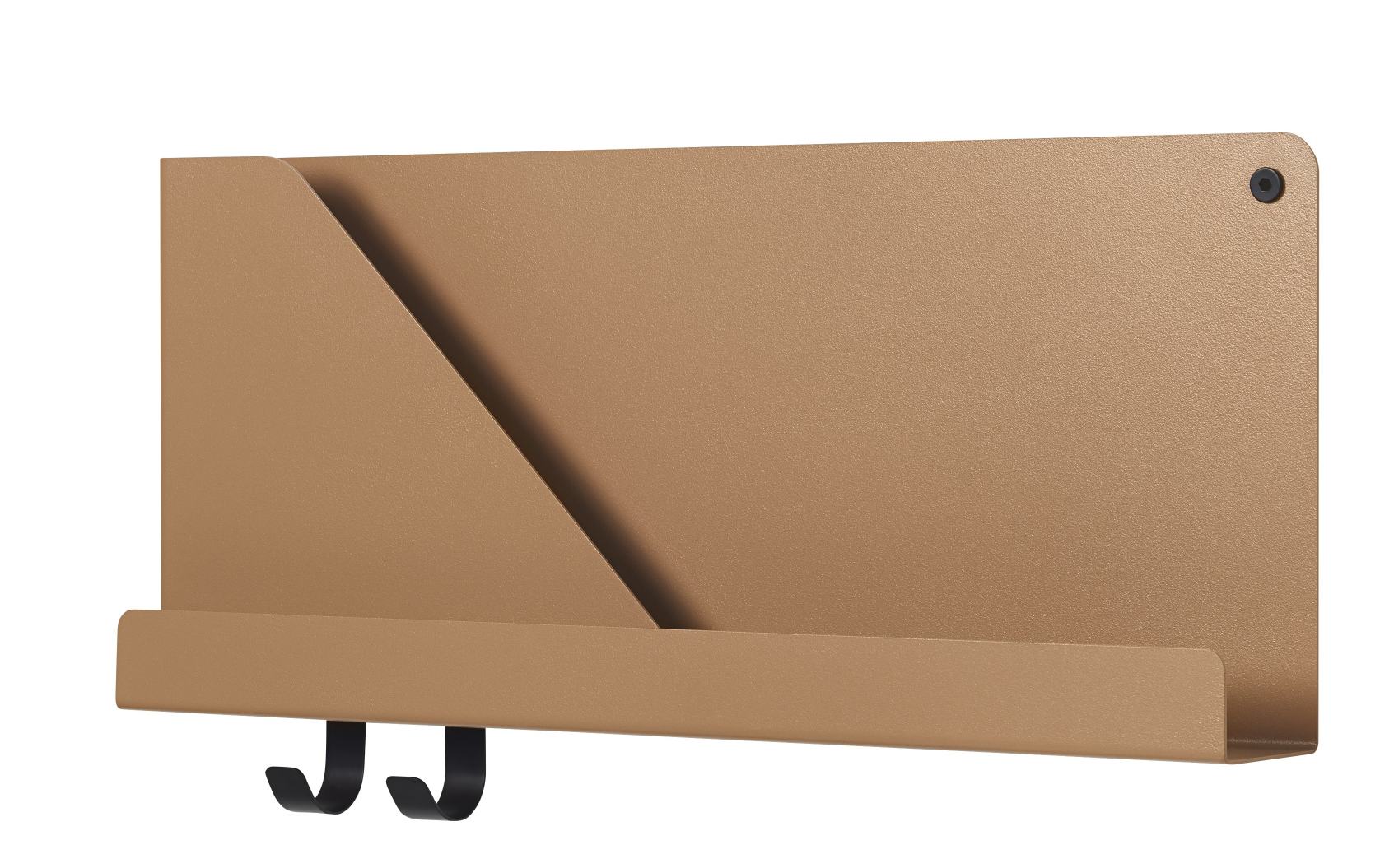 Nahaufnahme des Muuto Folded Shelves Regals in Bronze, modernes Wandregal mit Haken für Flur und Büro.