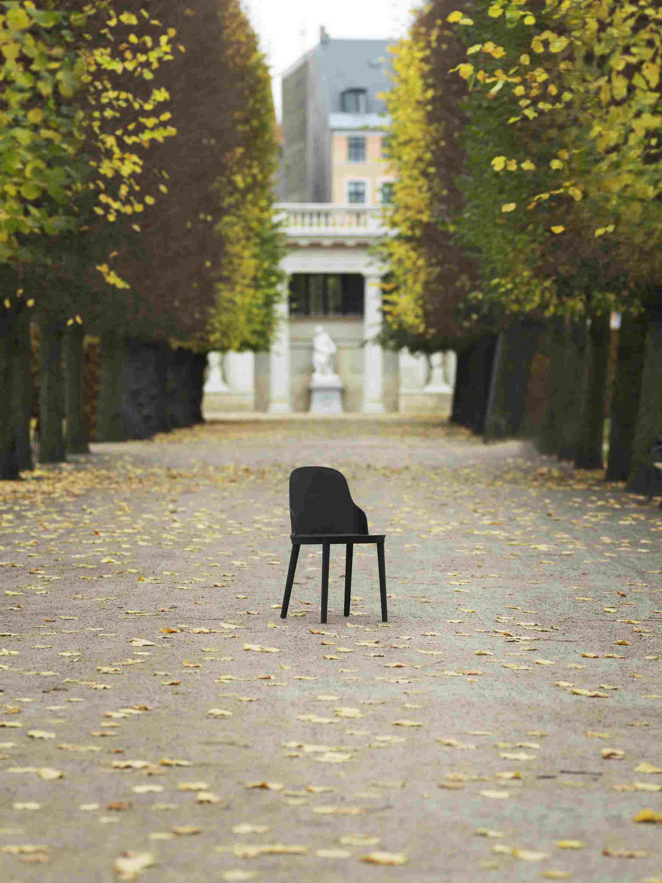 Schwarzer Allez Chair PP Stuhl von Normann Copenhagen im Park mit Bäumen und Herbstlaub.