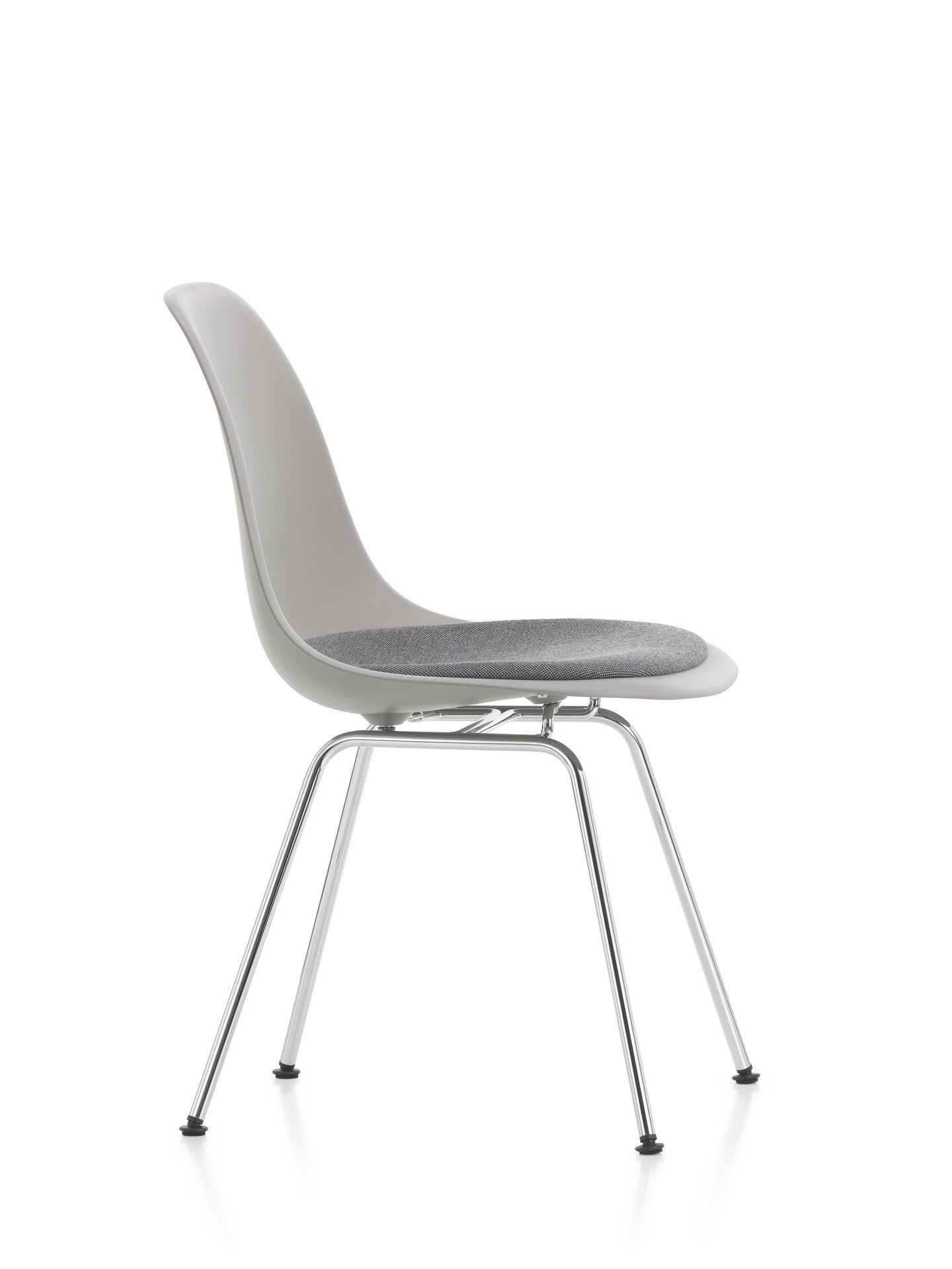 Eames Stuhl DSX mit Sitzpolster von Vitra, graue Kunststoffschale und Chromgestell.