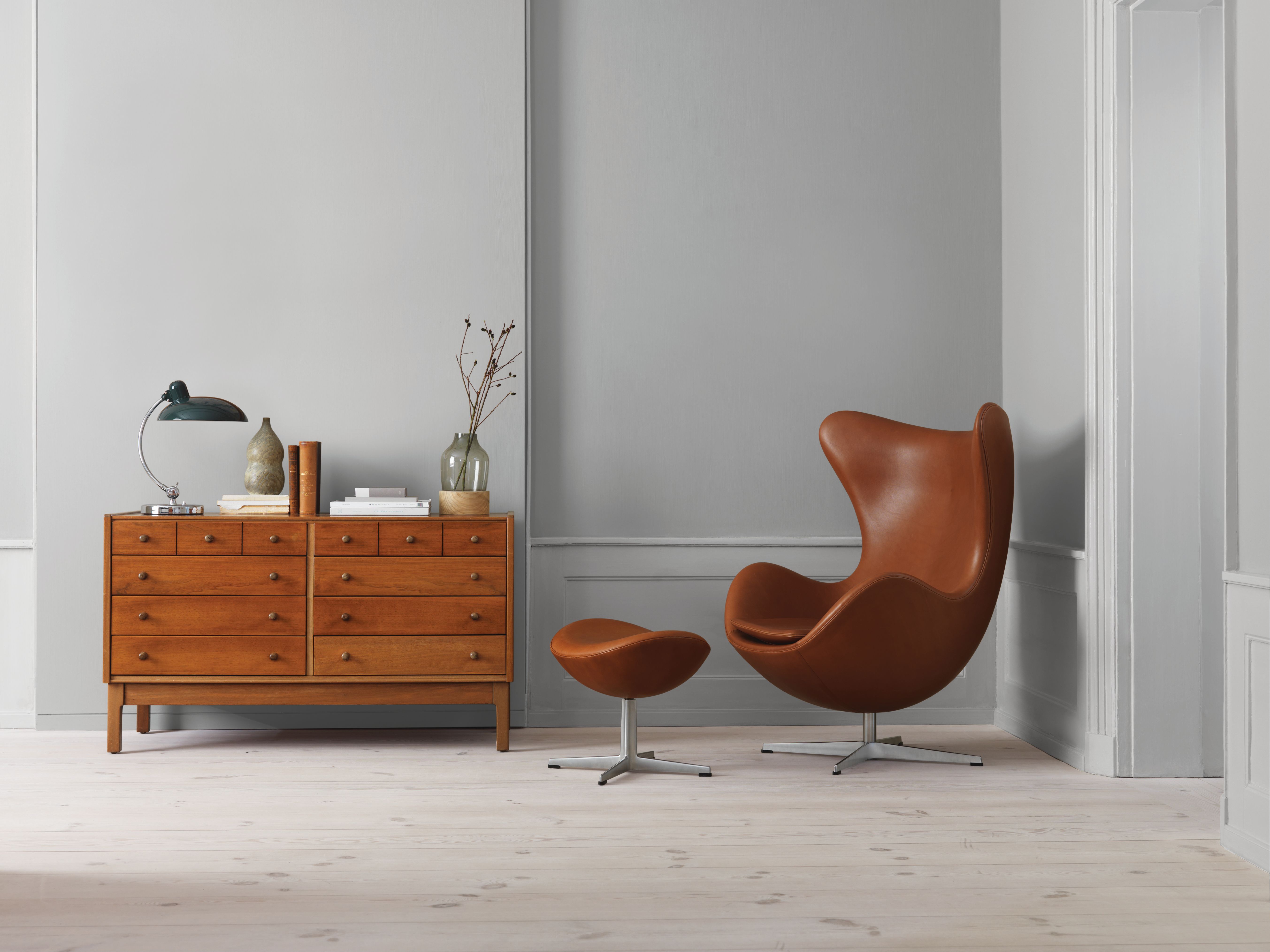 Egg Chair mit Hocker aus Leder in Walnussbraun, Designklassiker von Fritz Hansen. Bequemer Sessel.