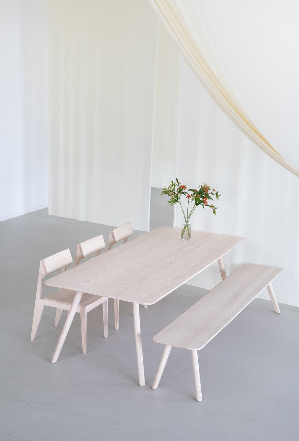 Heller MEYER Esstisch mit Bank und Stühlen aus Holz, minimalistisches Design für Esszimmer.