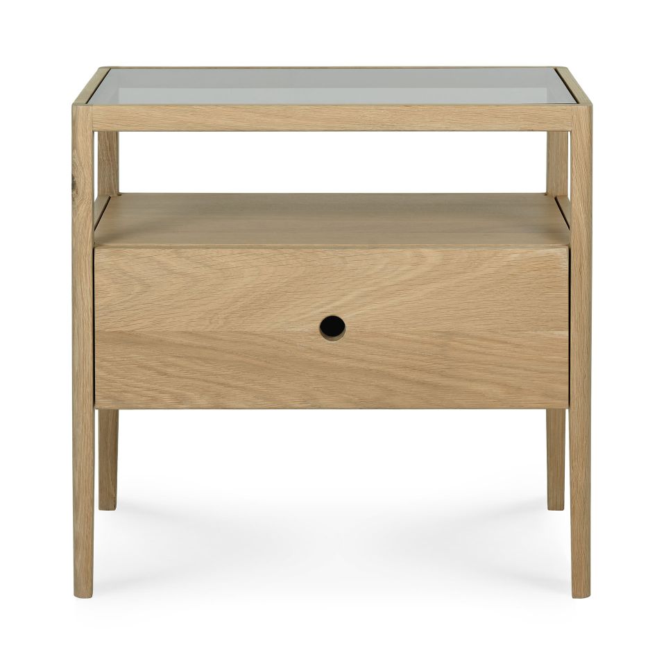 Spindle Nachttisch aus Eiche von Ethnicraft mit Schublade und Glasablage für Schlafzimmer.
