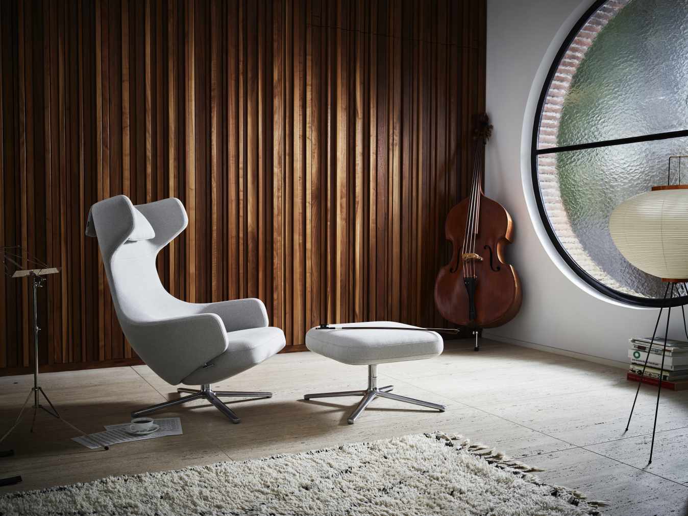 Vitra Grand Repos Sessel mit Ottoman in Rauchblau, Premium Leder und Kontrastnaht.