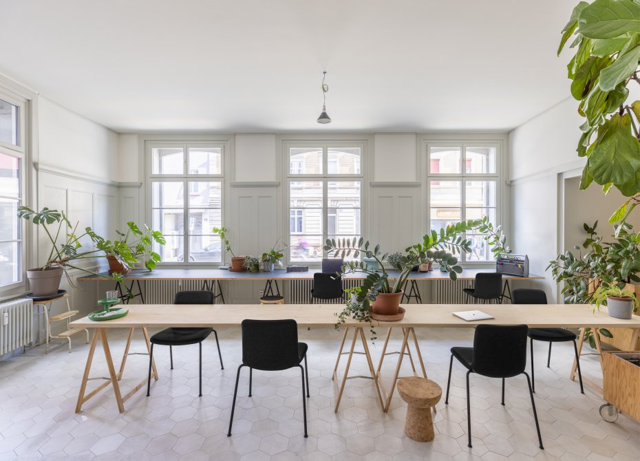 Helles Büro mit langen Tischen und schwarzen Hal Soft Tube Stühlen von Vitra.