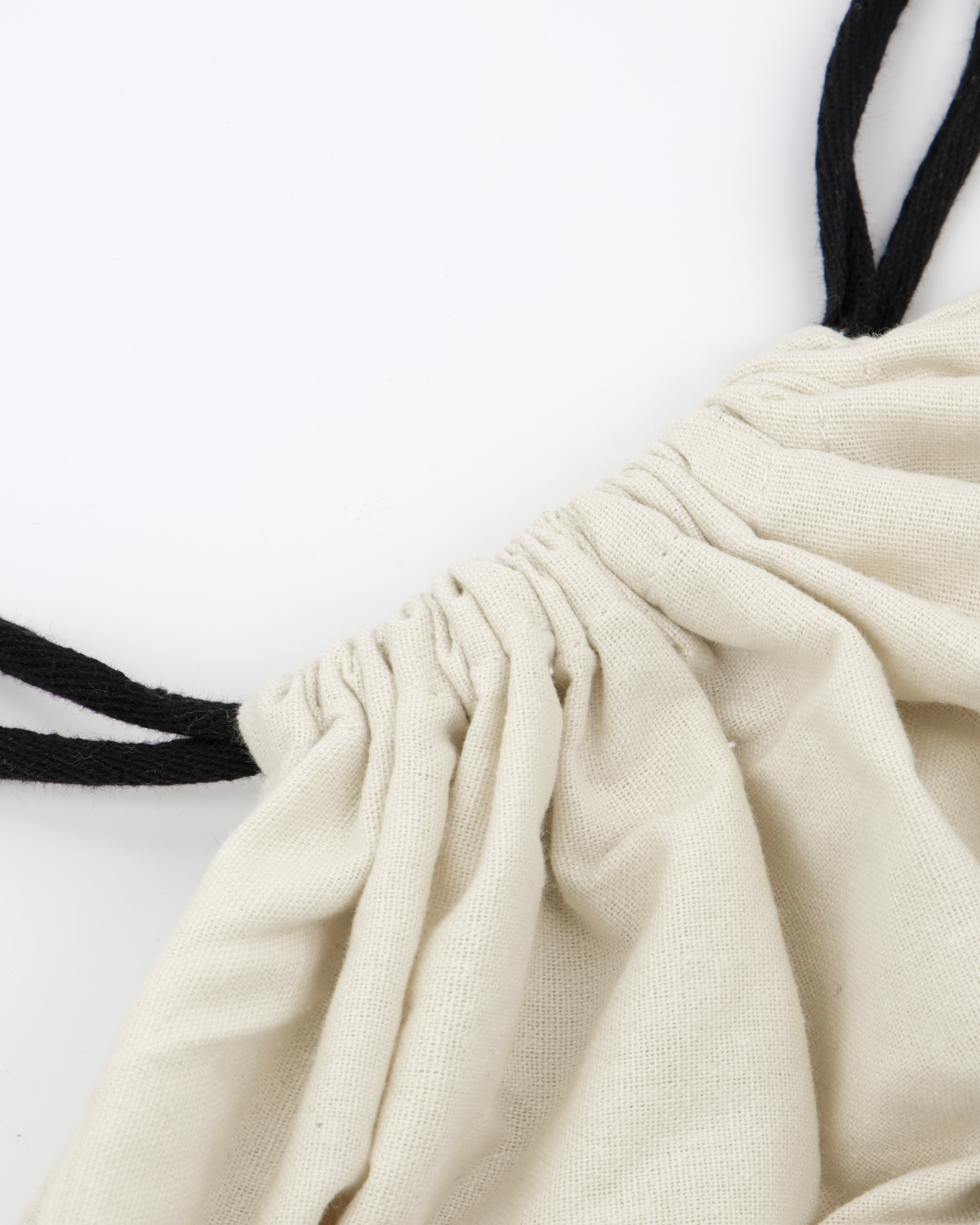 Detailaufnahme der HDCanva Tasche von house doctor in Off-White mit schwarzen Kordeln, Stoffstruktur sichtbar.
