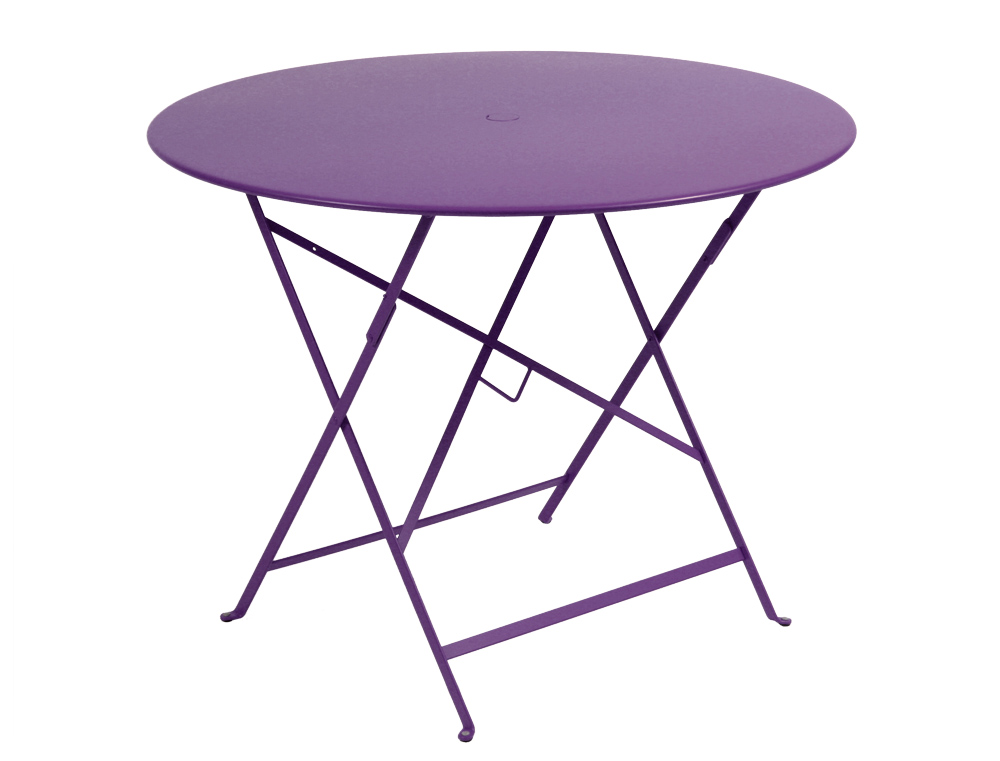 Lila Bistro Klapptisch von Fermob, runder Gartentisch für den Außenbereich, platzsparend zusammenklappbar.