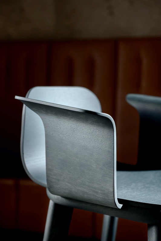 Detailaufnahme des Aeon Comfort Barstools mit Armlehnen von Zeitraum, grauer Holz-Barhocker für moderne Einrichtungen.