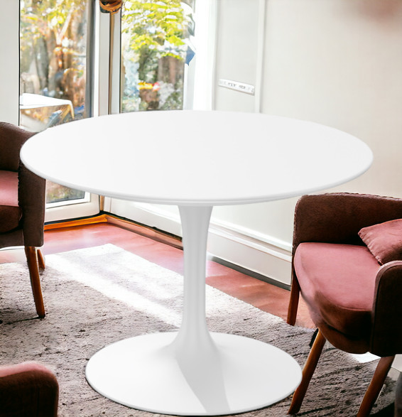 Weißer Saarinen Couchtisch von Knoll International mit runder Tischplatte und Tulpenfuß.
