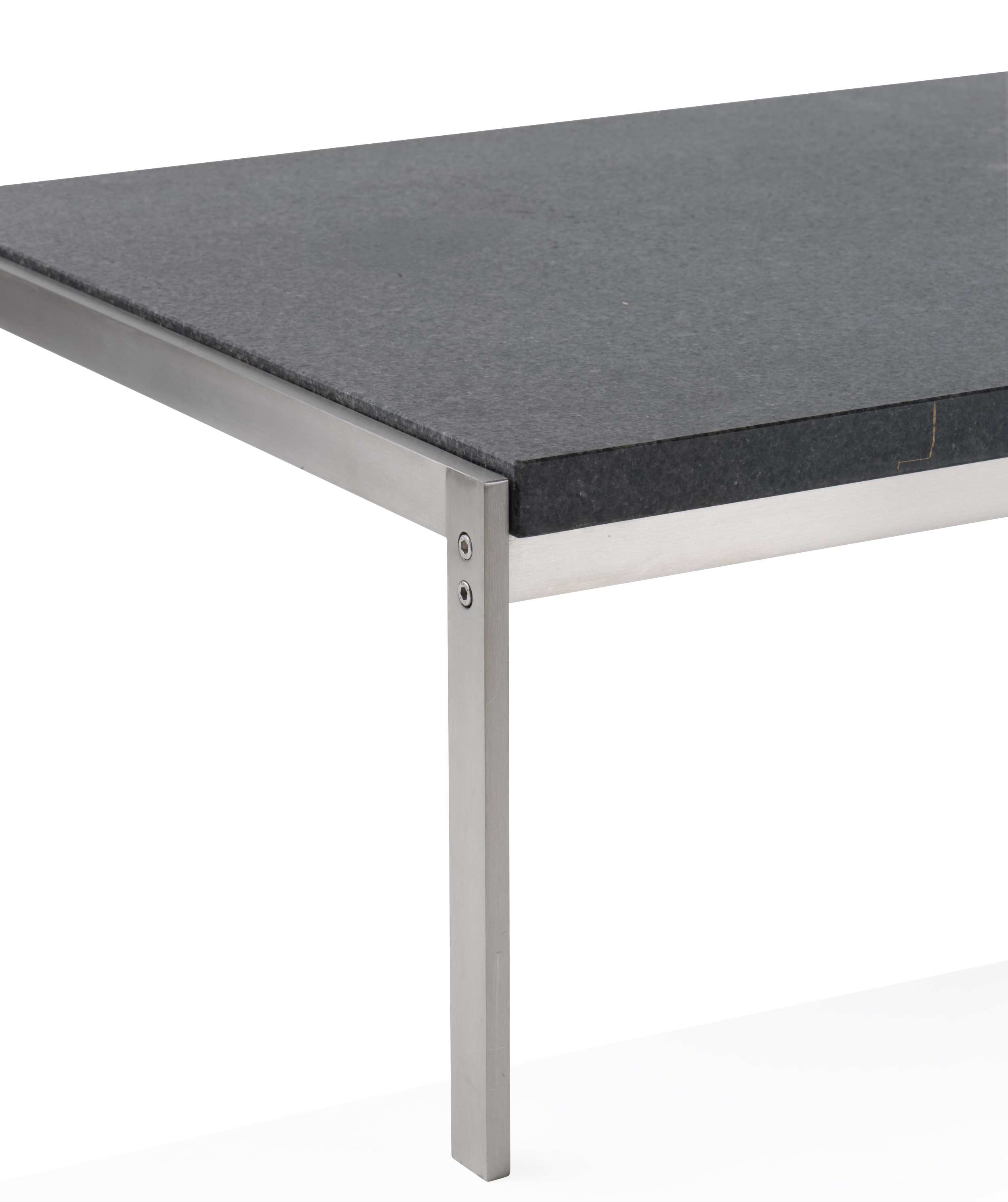 Detailaufnahme des PK62 Couchtisches von Fritz Hansen mit grauer Tischplatte und Stahlgestell.